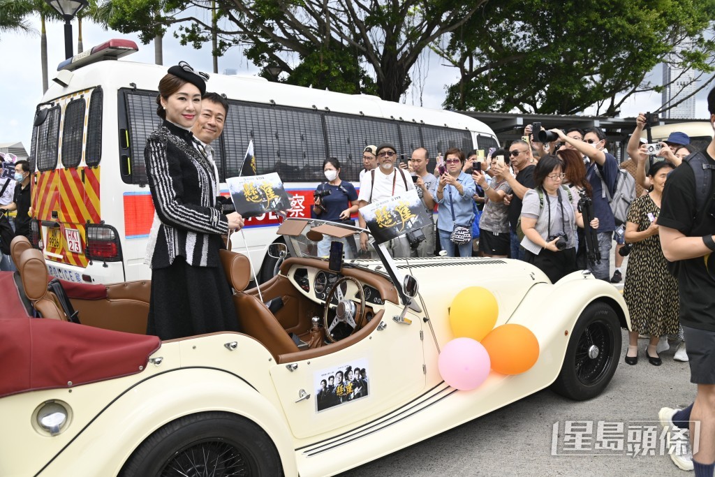 定欣與祥仔乘古董車進場，排場十分勁。