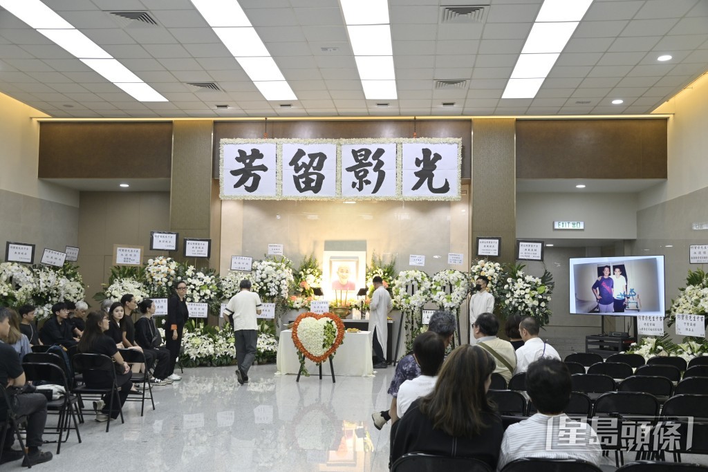 何寶榮的喪禮於今日（10日）在香港殯儀館設靈。
