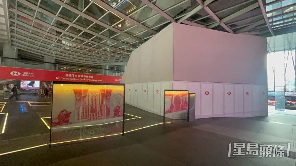 四人到中環皇后大道中1號匯豐總行大廈疑出示假文件開戶口。楊偉亨攝