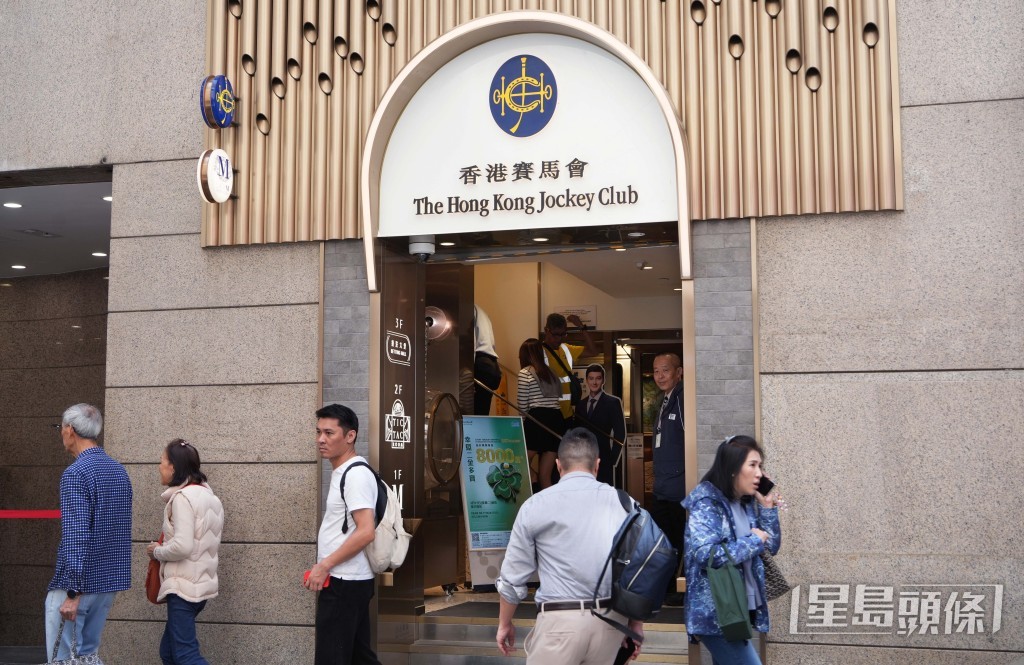 中環士丹利街投注站現排隊買六合彩的人龍。 中環士丹利街投注站現排隊買六合彩的人龍。