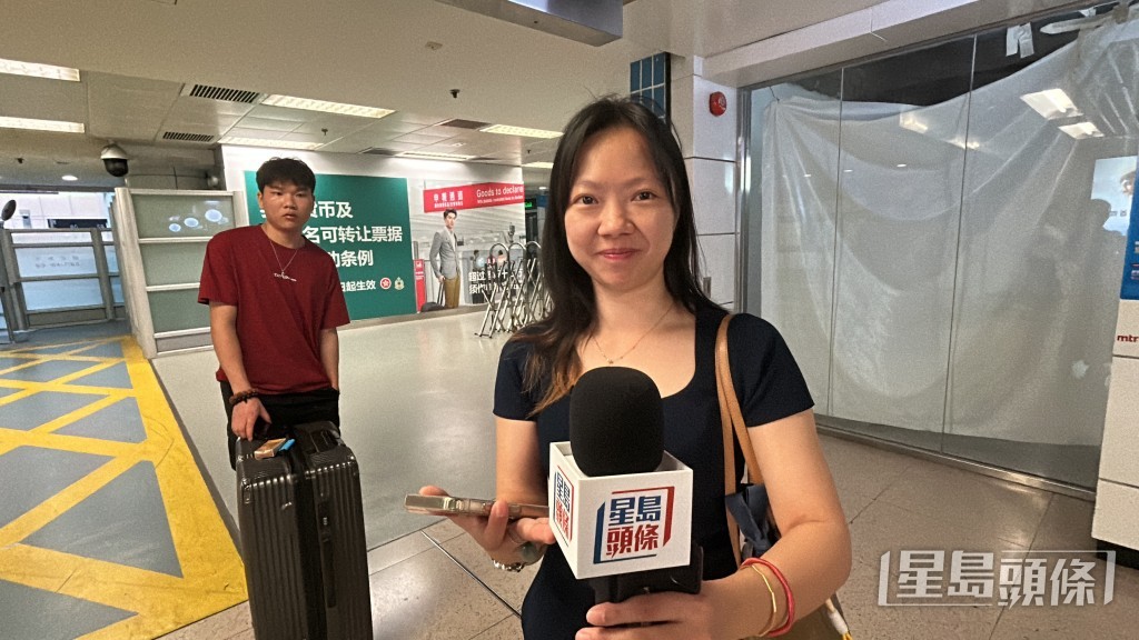 佛山旅客蕭小姐說知道今日香港有多項優惠,會周圍去玩。 佛山旅客蕭小姐說知道今日香港有多項優惠,會周圍去玩。