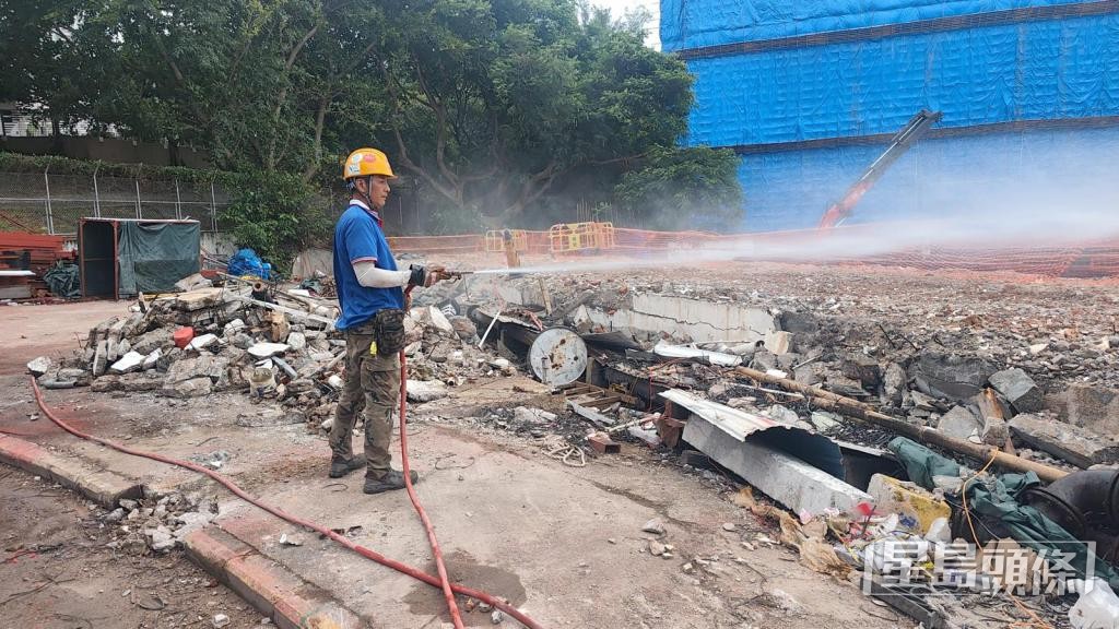 有地盘安排工人于露天工地洒水降温。 有地盘安排工人于露天工地洒水降温。