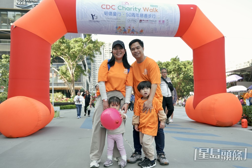 來自菲律賓、居港19年的Marco（後排右），表示四歲的兒子Dheo（前排右）被診斷為ASD（自閉症）。