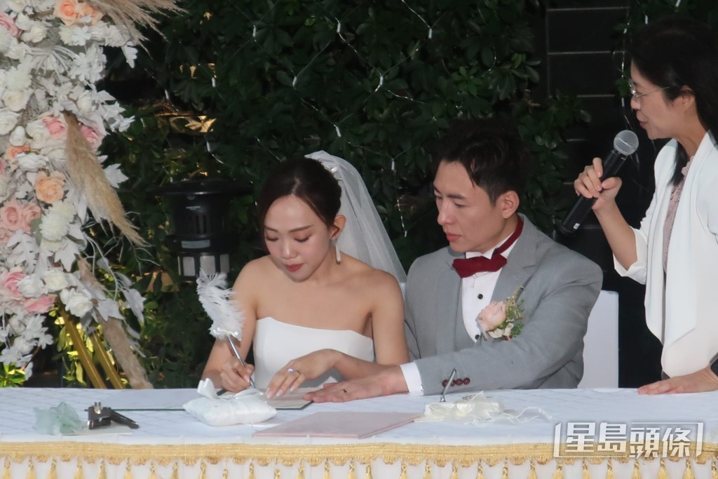 簽紙正式成為夫妻。 簽紙正式成為夫妻。