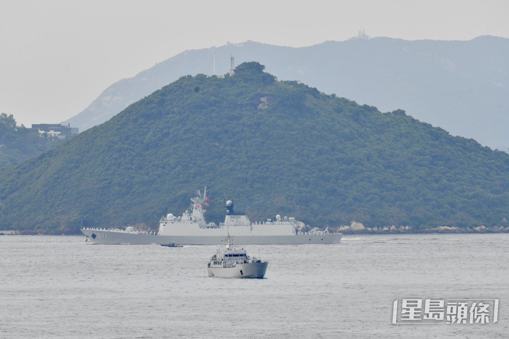 山東艦航母編隊訪港 - 青衣情況。盧江球攝 山東艦航母編隊訪港 - 青衣情況。盧江球攝