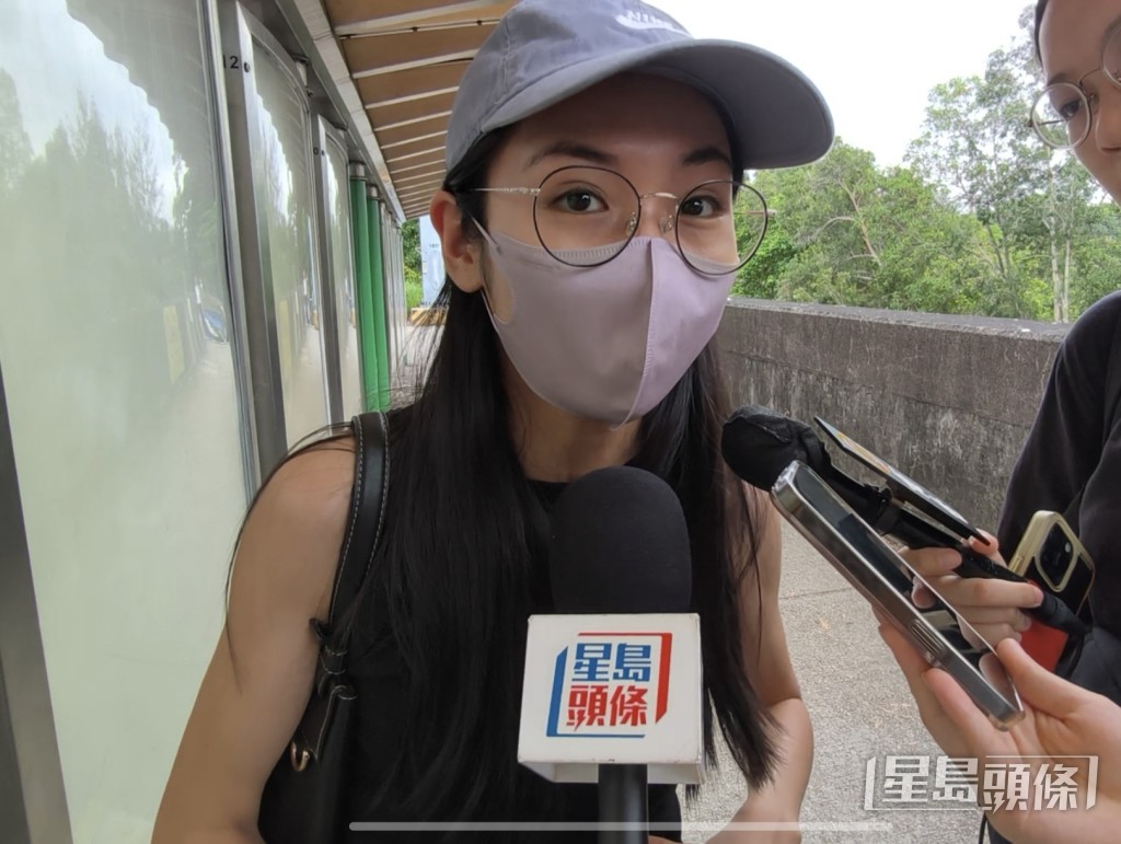 鄧小姐指今日候車人龍較長。梁國峰攝 鄧小姐指今日候車人龍較長。梁國峰攝