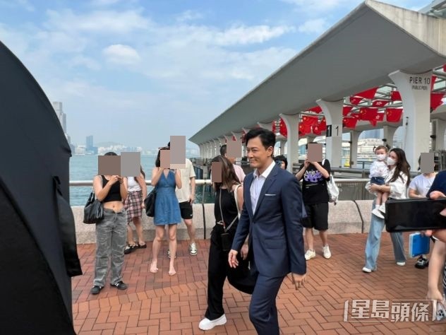 林峯西裝骨骨的造型,令現場圍觀的粉絲心心眼。 林峯西裝骨骨的造型,令現場圍觀的粉絲心心眼。 