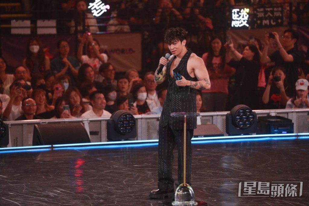 Tyson Yoshi一上台就笑說:「林家謙搵啲咁嘅嘢搞啊?」又搞笑謂:「我而家講咩係咪都入佢數?佢話:『唔係佢勁,係你哋廢』。」 Tyson Yoshi一上台就笑說:「林家謙搵啲咁嘅嘢搞啊?」又搞笑謂:「我而家講咩係咪都入佢數?佢話:『唔係佢勁,係你哋廢』。」