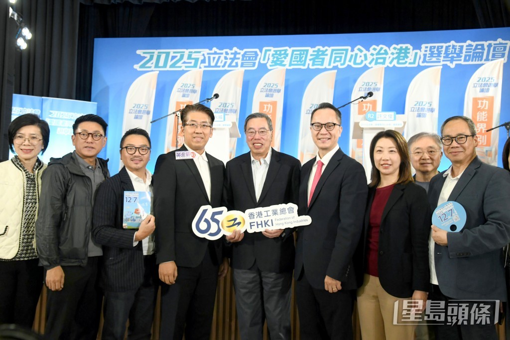 立法會主席、經民聯榮譽主席梁君彥（中）、經民聯黃永威（左四）及經民聯許文俊（右四）。