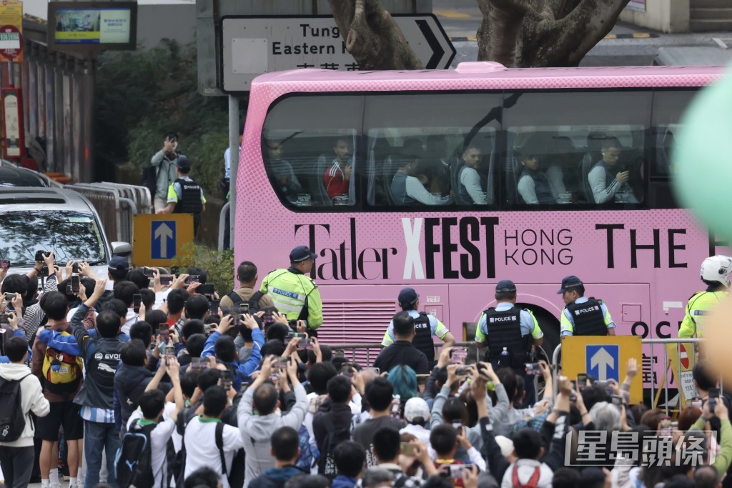 美斯乘坐的旅遊巴到達並進入大球場。劉駿軒攝