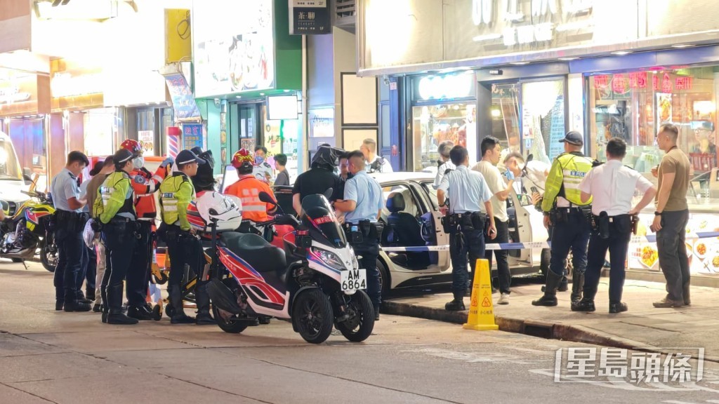 警方拘捕兩名疑犯,將他們黑布蒙頭帶往私家車蒐證。 警方拘捕兩名疑犯,將他們黑布蒙頭帶往私家車蒐證。