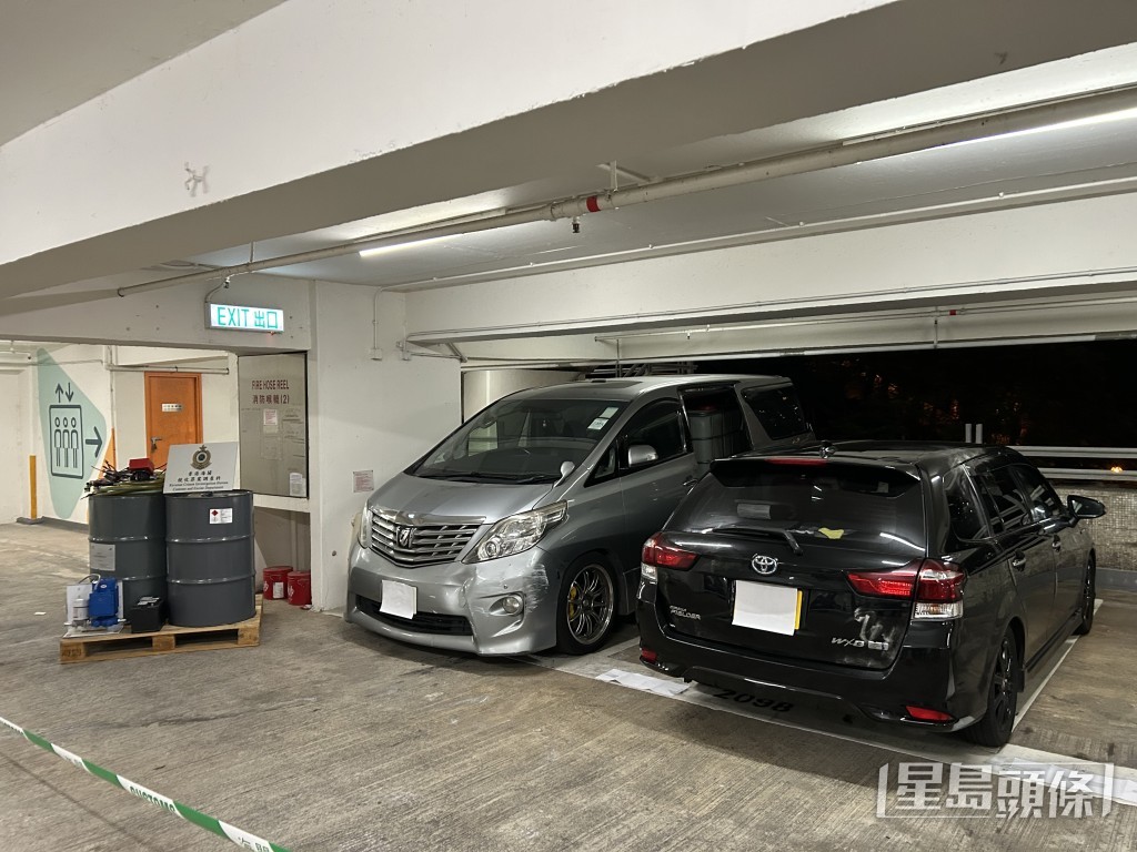 被用作非法油站的七人車，顧客的黑色私家車停泊在旁。