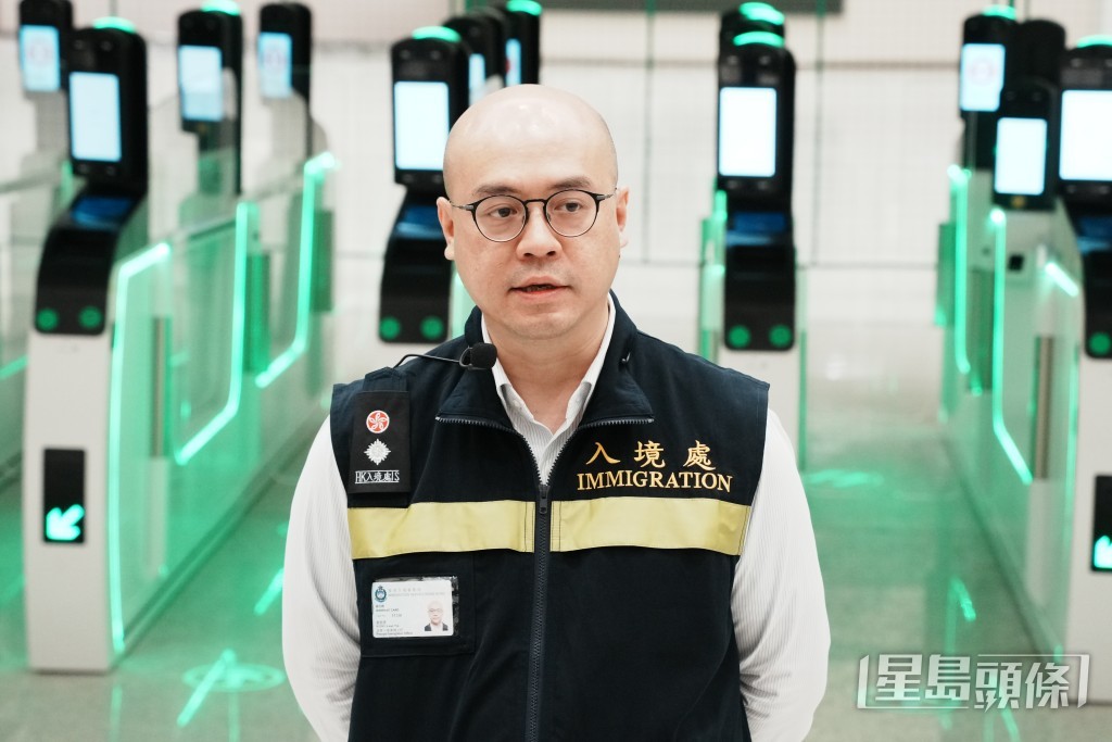 入境事務處落馬洲管制科指揮官黃君彥。 入境事務處落馬洲管制科指揮官黃君彥。