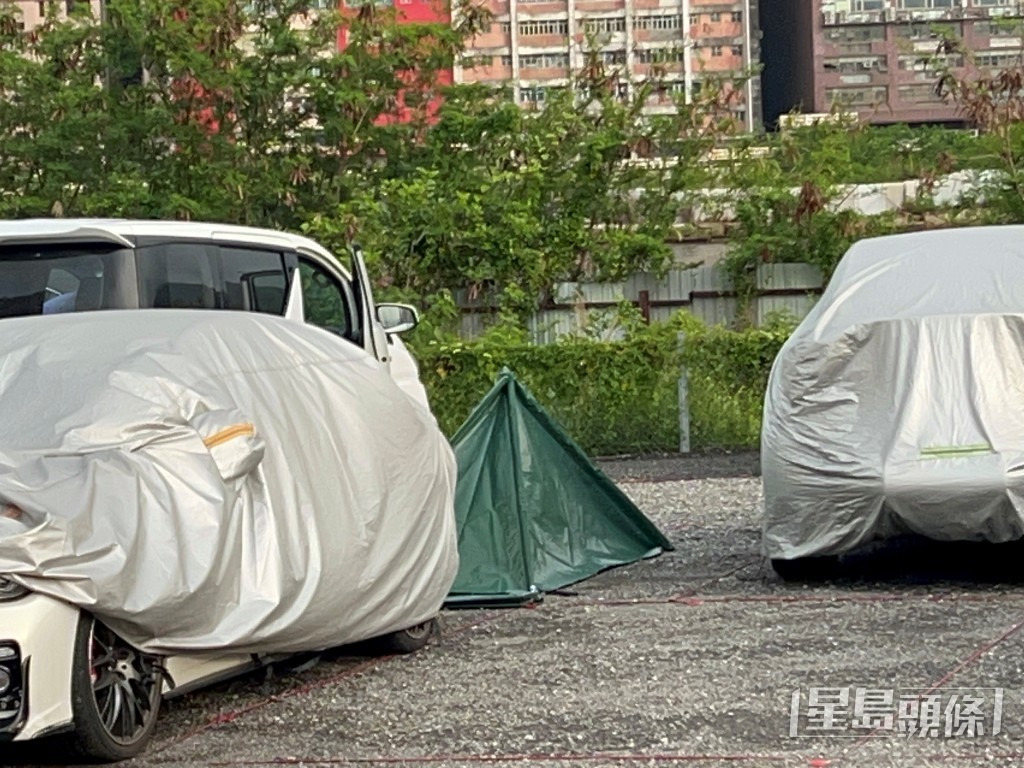 死者遺體被綠色帳幕覆蓋。 死者遺體被綠色帳幕覆蓋。