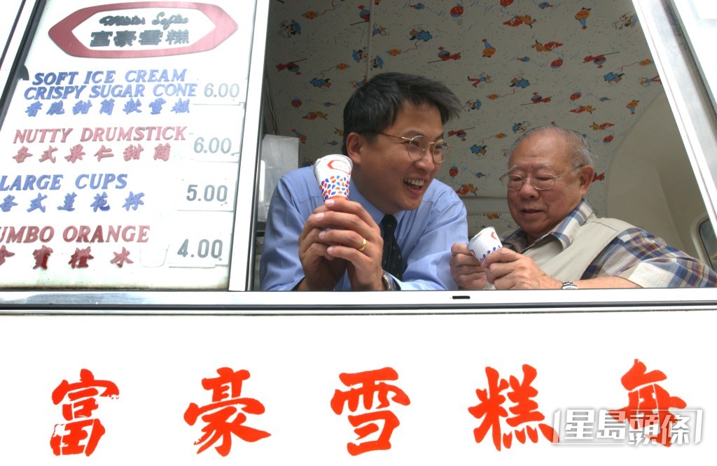 何敬源（右）摄于2002年。资料图片