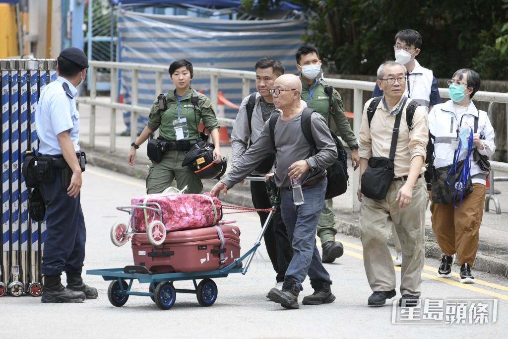 陳先生約左中午12時半和家人使用行李箱推走拾回物品。