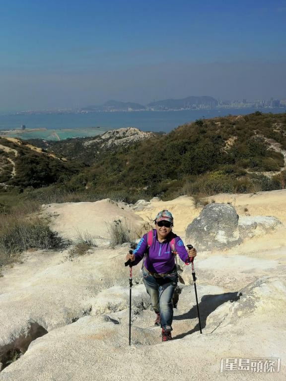 接受「換心」手術後，陳淑賢成功登上青山山頂。受訪者提供