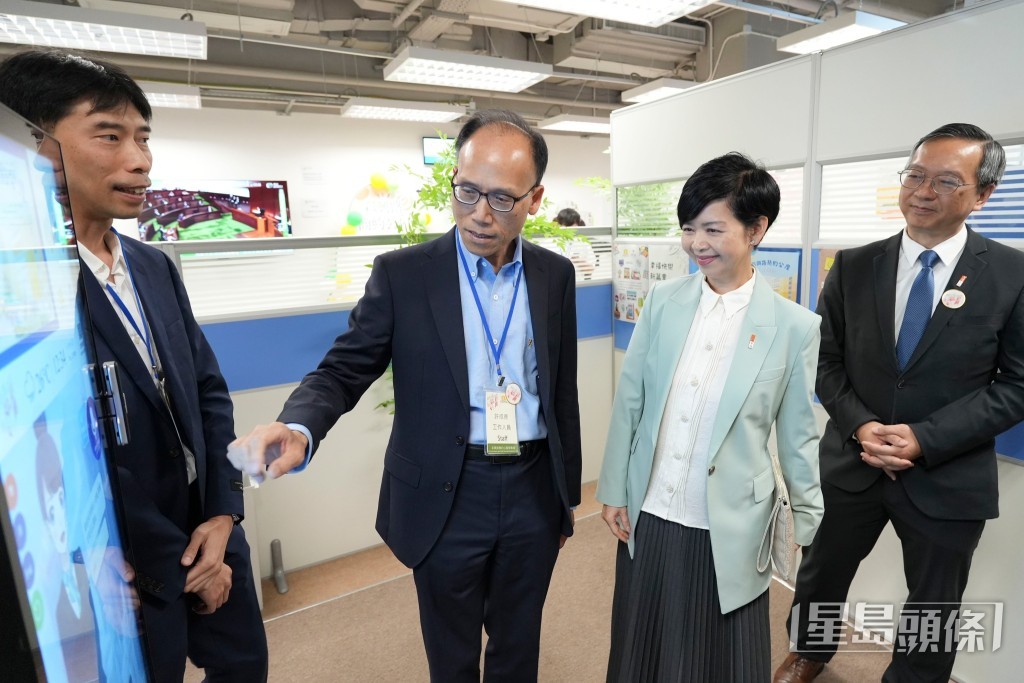 房屋局局長何永賢和副局長戴尚誠近日到彩興路簡約公屋辦事處,了解有關運作。何永賢fb 房屋局局長何永賢和副局長戴尚誠近日到彩興路簡約公屋辦事處,了解有關運作。何永賢fb