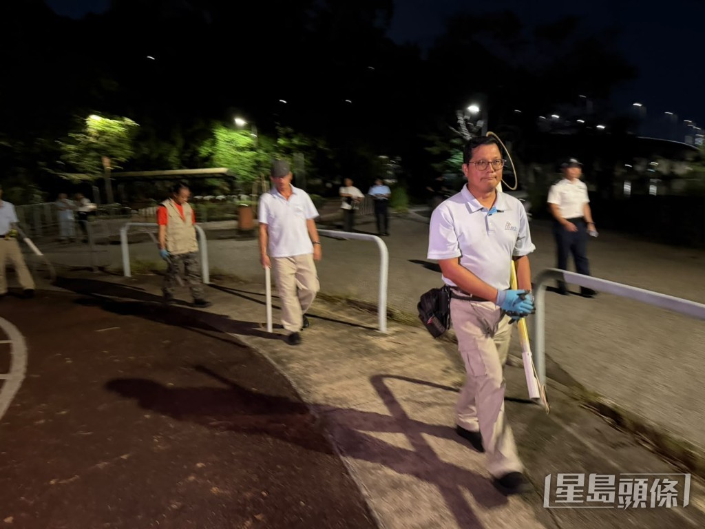 有漁護署人員手持套索。 有漁護署人員手持套索。
