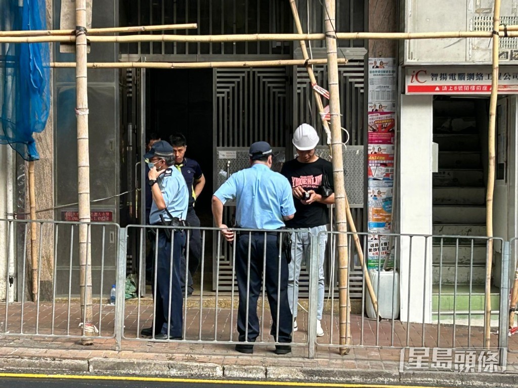 警員在場調查。 警員在場調查。