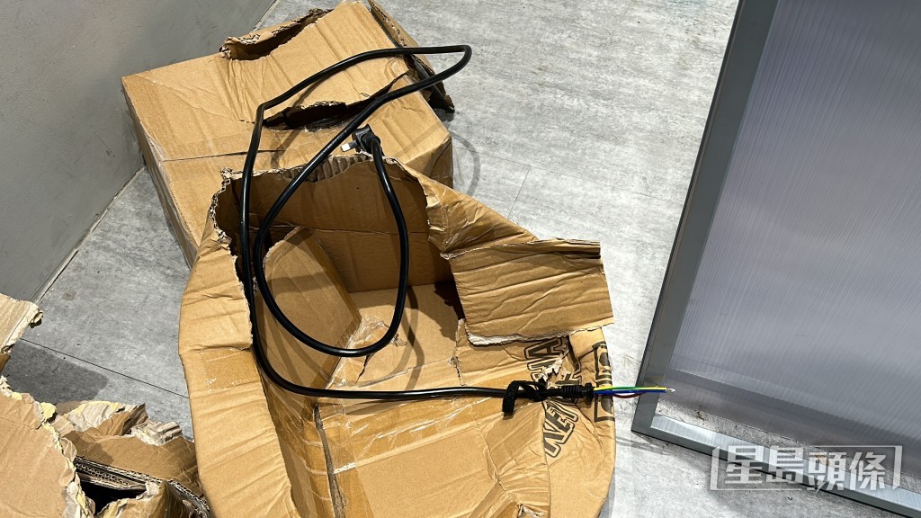 被剪斷的電線掉在地上。林思明攝