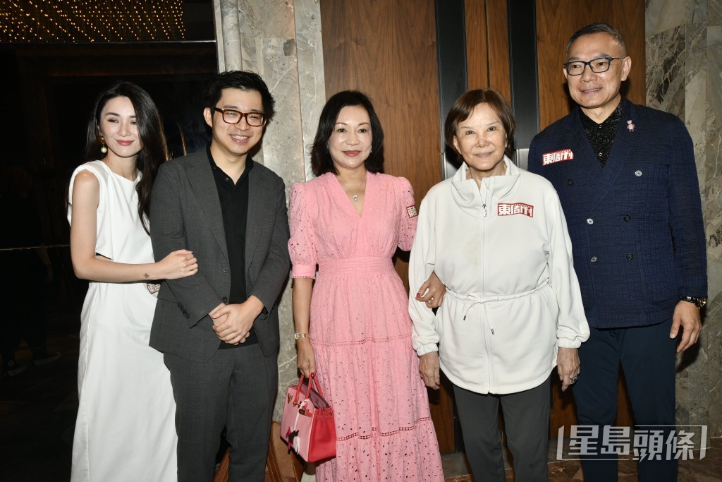 林作偕妈妈、女友裕美与谢伟俊及白韵琹合照。 林作偕妈妈、女友裕美与谢伟俊及白韵琹合照。