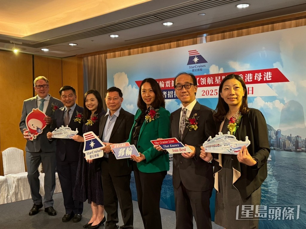 香港旅遊發展局會議展覽及郵輪業務總經理譚美玲(右三)及香港旅遊業議會主席譚光舜(右一)。謝宗英攝 香港旅遊發展局會議展覽及郵輪業務總經理譚美玲(右三)及香港旅遊業議會主席譚光舜(右一)。謝宗英攝