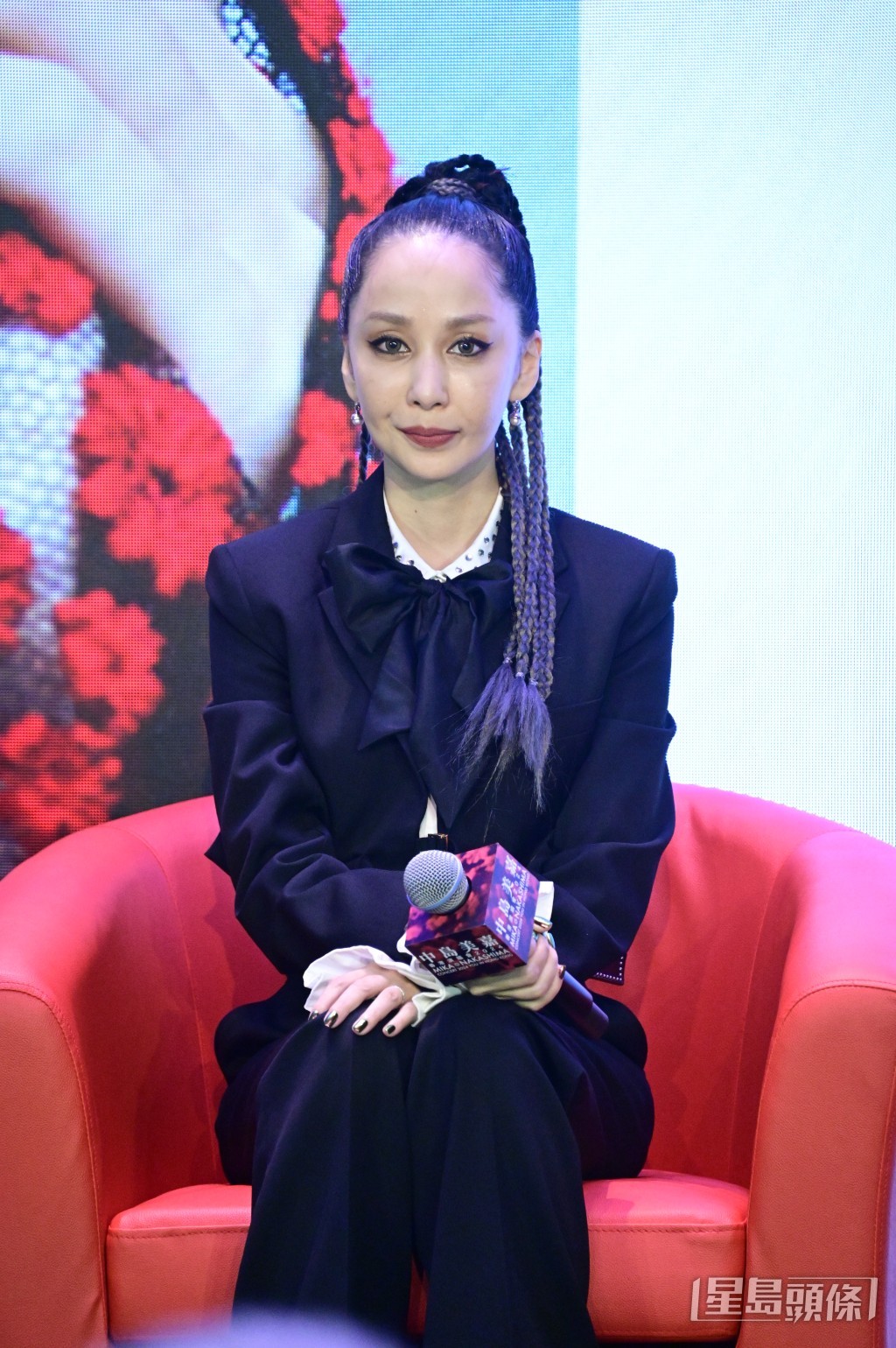 中岛美嘉穿黑色蝴蝶结西装。