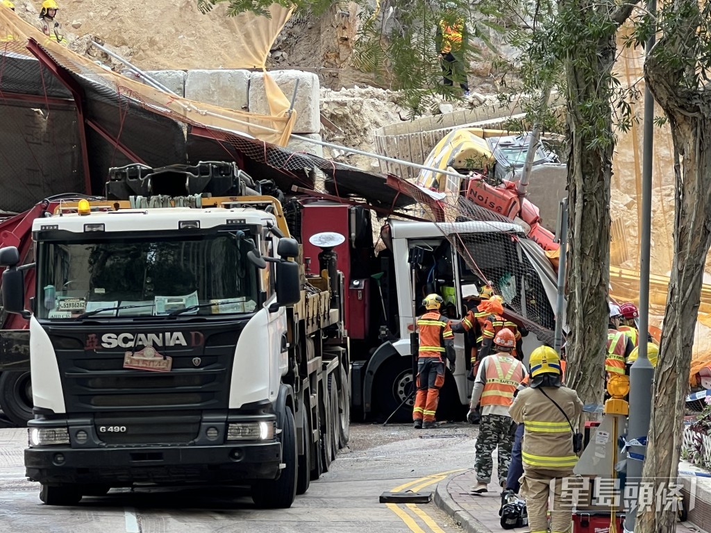 消防到場拯救被困垃圾車跟車工人。許文光攝