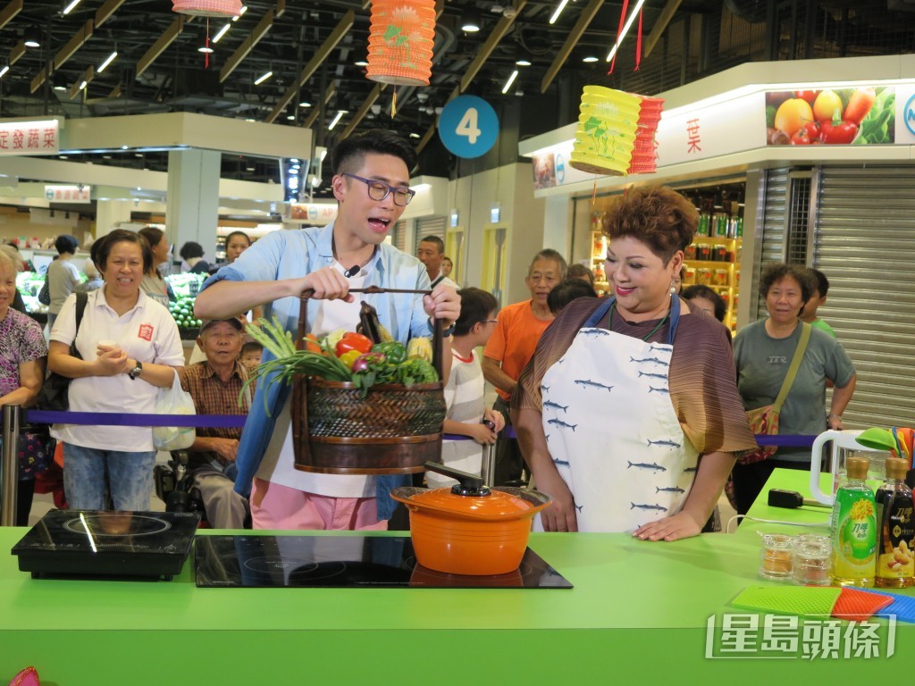 肥妈在TVB主持的《食平D》系列好受欢迎，一再添食！