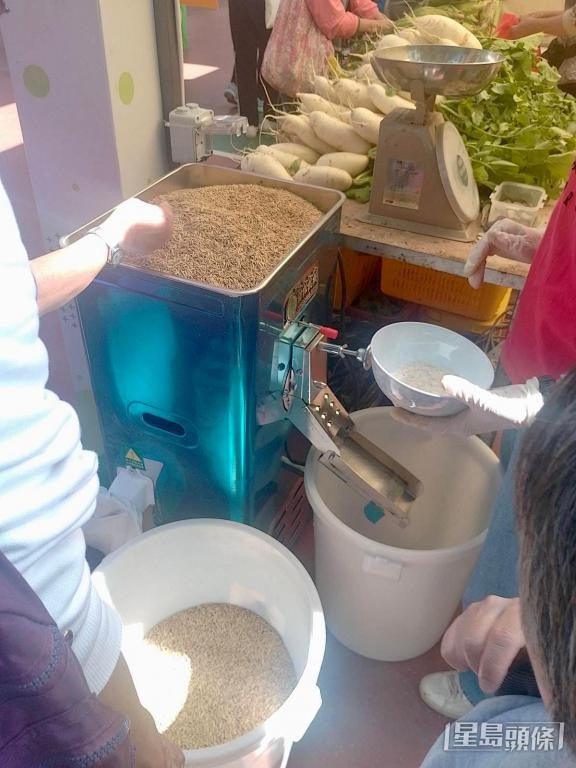 去年有農戶拍攝到有攤位放置打穀機，即場為白米打穀。受訪者提供