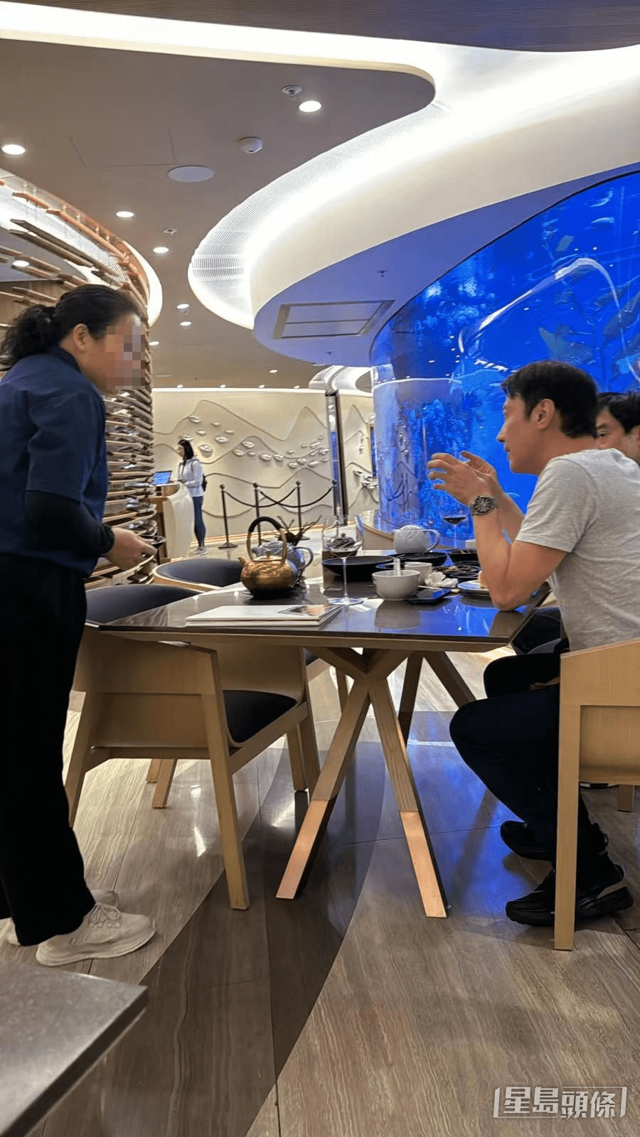 黎明最近閉關準備演唱會，但仍被粉絲捕獲在馬會食飯，狀態似乎好fit。