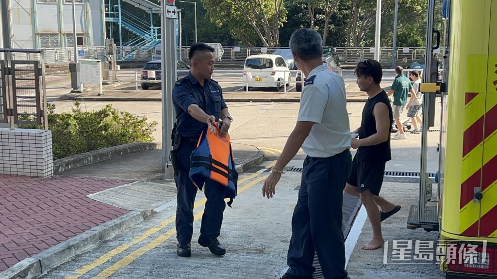 水警陪同送院。楊偉亨攝