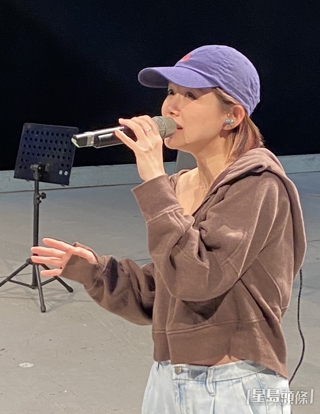 許雲妮在面積和伊館接近1:1比例的大型Studio進行綵排。
