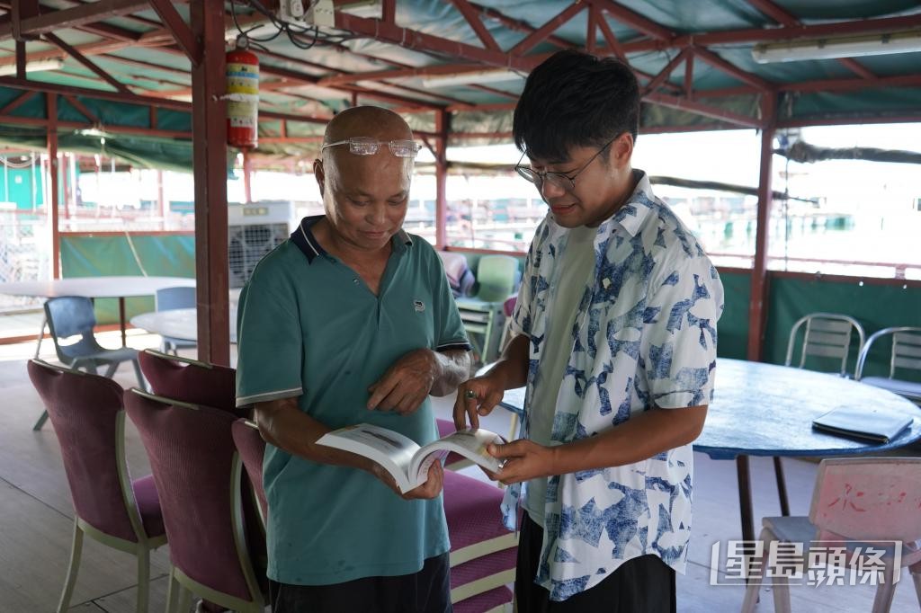 黎諾維常到三門仔魚排,與魚排老闆杜晉章交流魚類心得。 黎諾維常到三門仔魚排,與魚排老闆杜晉章交流魚類心得。