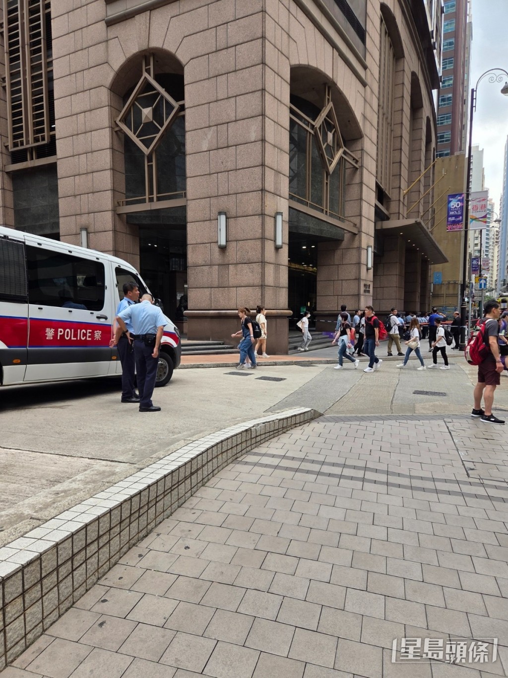 警員到場調查。fb:香港交通及突發事故報料區 警員到場調查。fb:香港交通及突發事故報料區