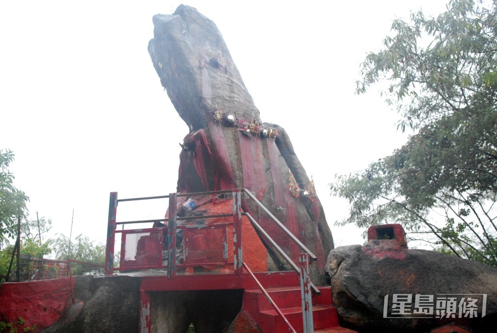 位於灣仔寶雲道的姻緣石多年來都是香港最熱門求姻緣勝地。