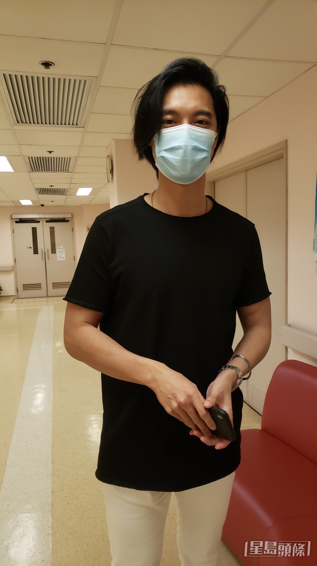 黎振燁陪太太入產房剖腹誕下兒子。 黎振燁陪太太入產房剖腹誕下兒子。