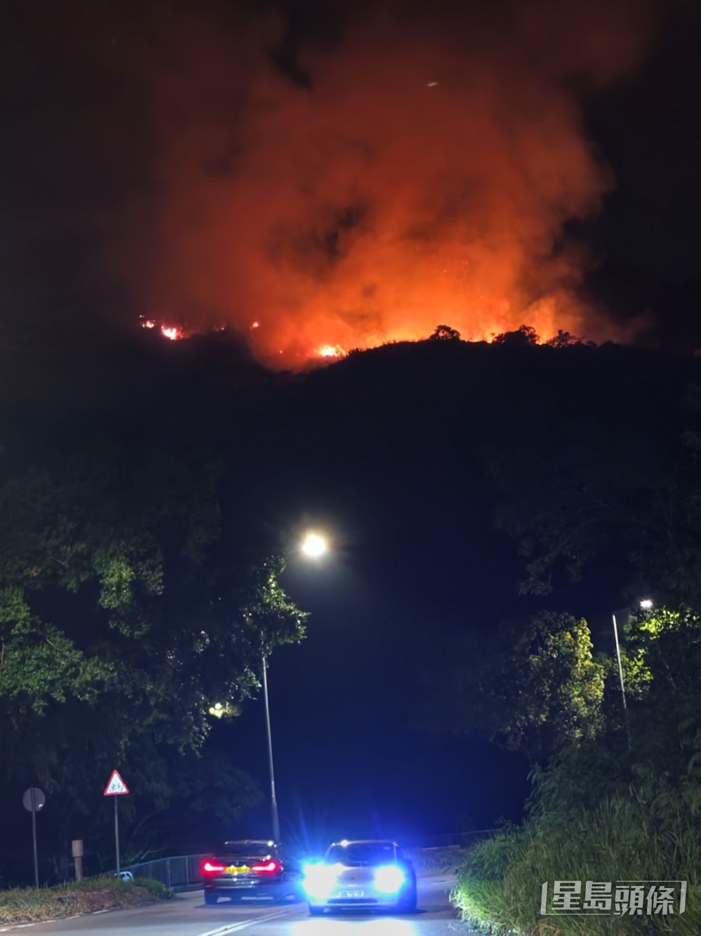綿延火龍染紅夜空。