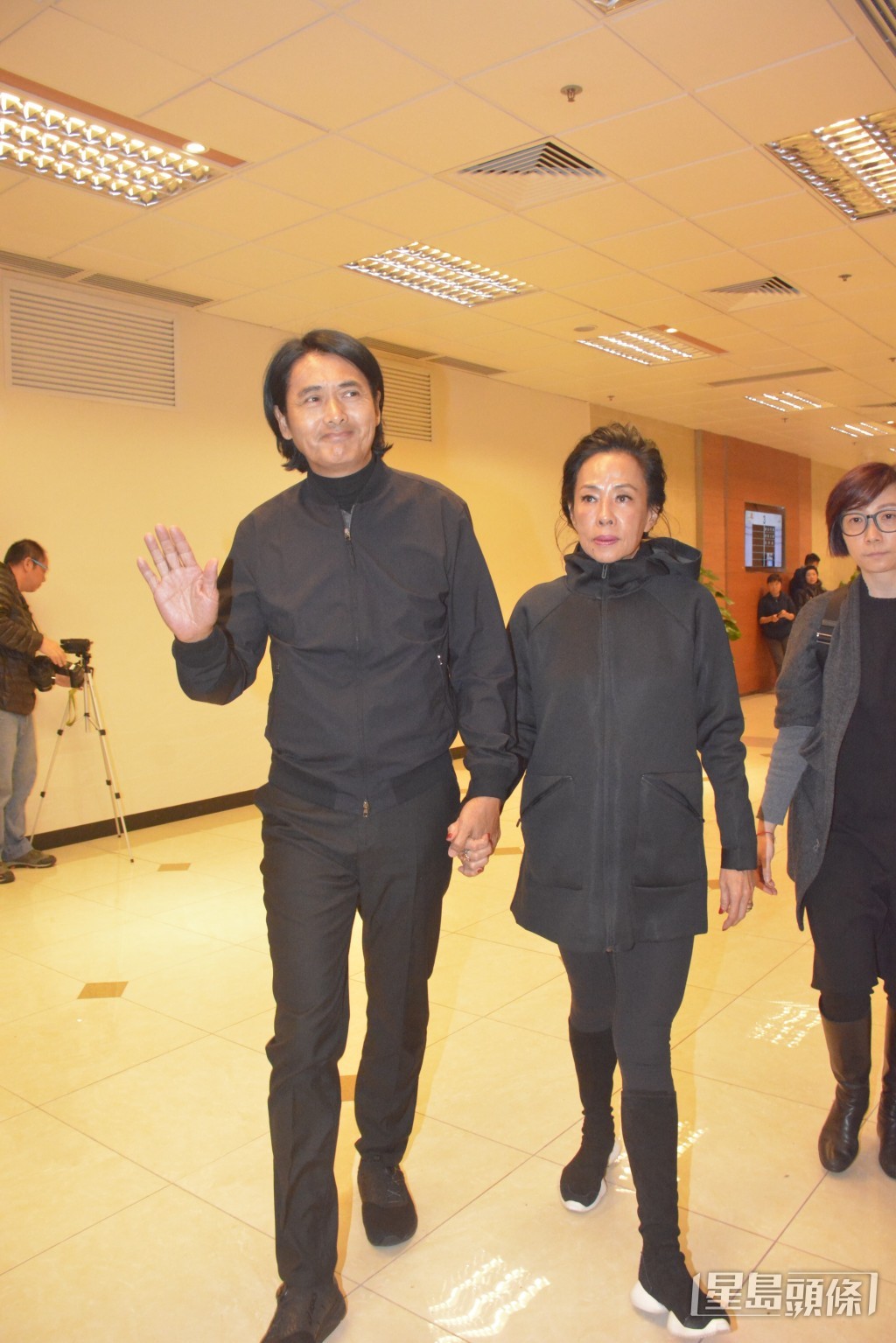 早前周润发携妻子出席林岭东丧礼。