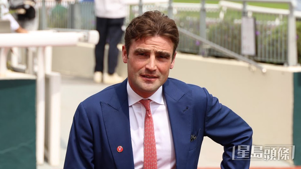 「泰坦」今朝課後游達榮立即由烽火台狂奔往機坪,並第一時間向鞍上人追問。 「泰坦」今朝課後游達榮立即由烽火台狂奔往機坪,並第一時間向鞍上人追問。