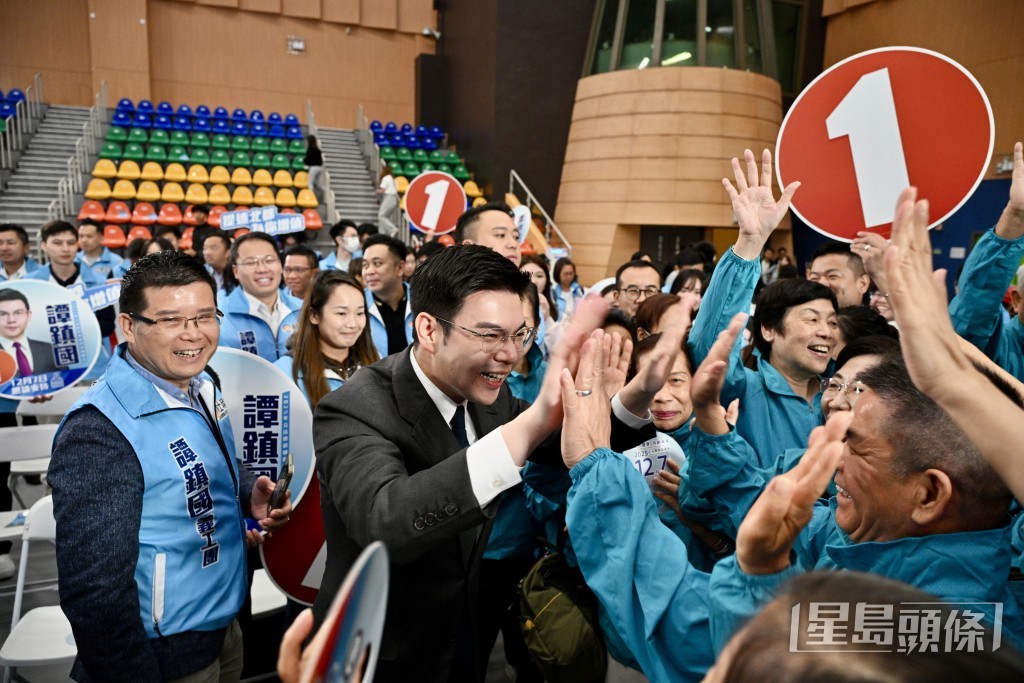 譚鎮國與助選團。