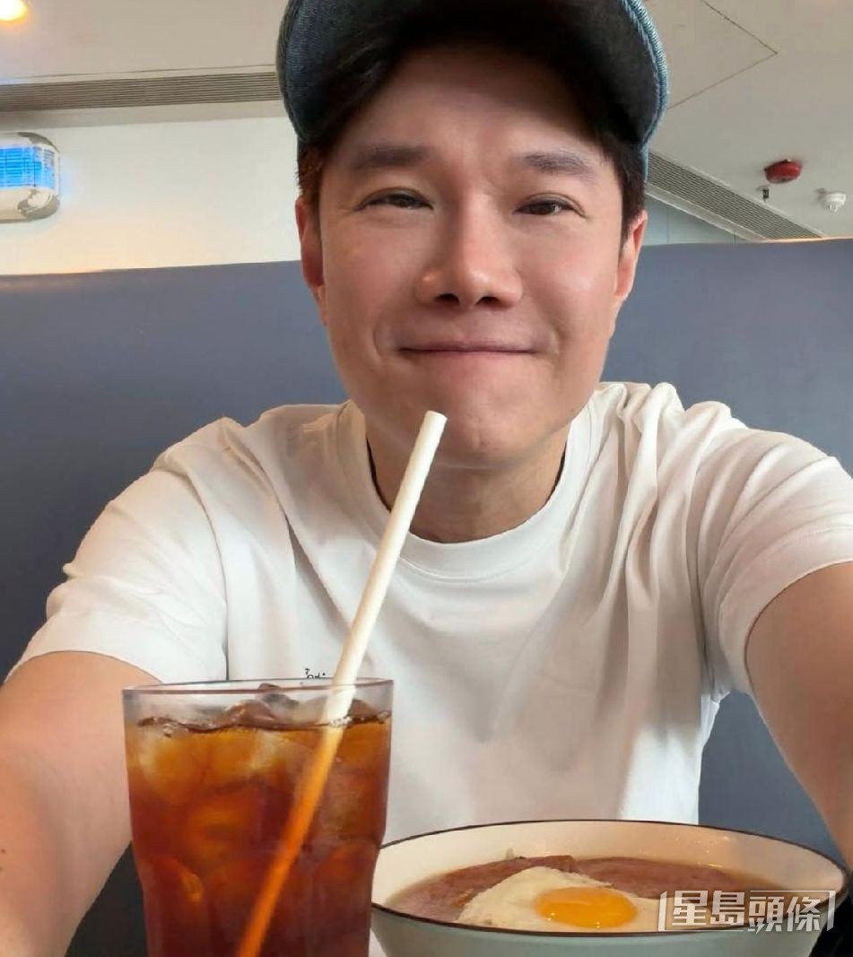 與辰享受一個人食飯冇人搶。