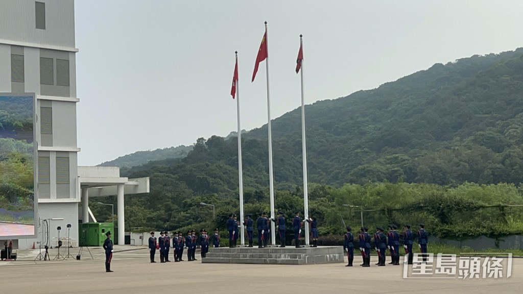 青年团仪仗队首次登场，联同消防处仪仗队进行升国旗仪式。林思明摄