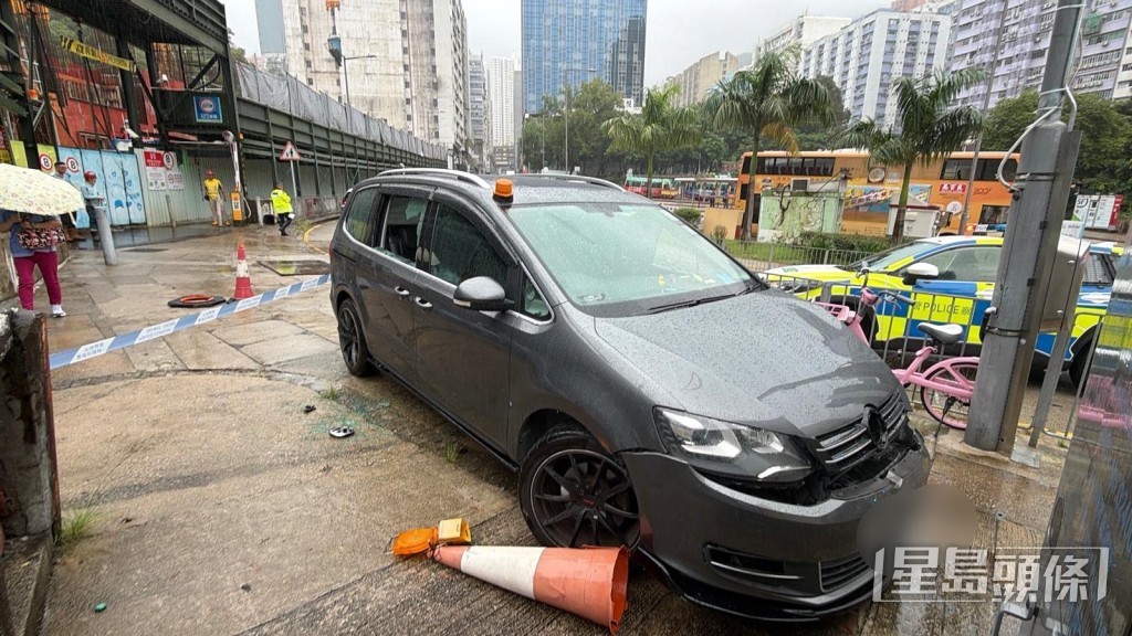 私家車撞欄衝上行人路,男司機一度被困獲救送院。劉漢權攝 私家車撞欄衝上行人路,男司機一度被困獲救送院。劉漢權攝