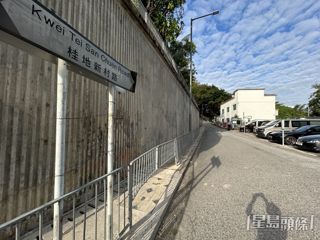 男子倒臥行山徑。曾志恒攝