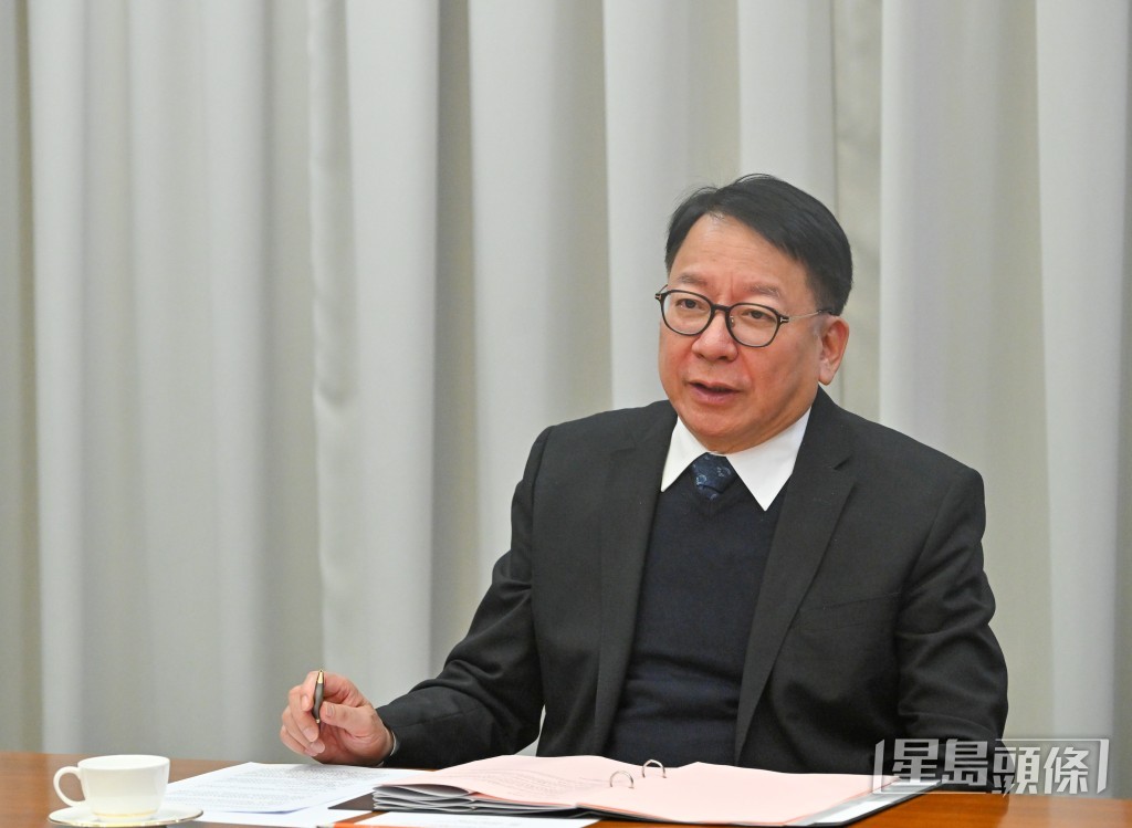 政務司司長陳國基今日主持節慶安排跨部門工作小組會議，全面統籌並督導各政府部門有關除夕及元旦假期期間接待訪港旅客的預備工作。