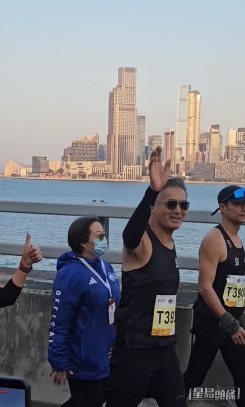 周润发现身男子10公里赛。Threads片段截图