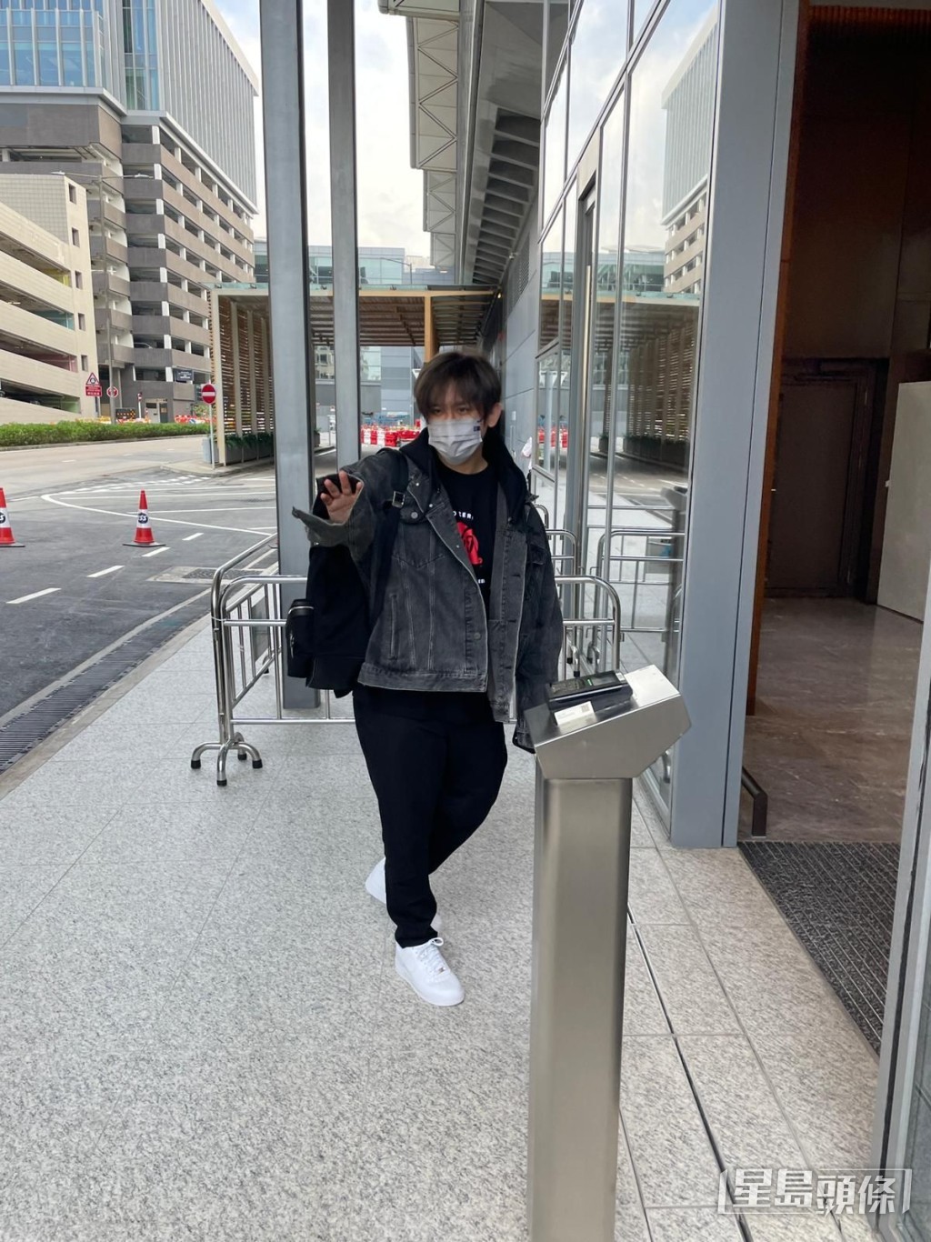 頭髮鬆鬆嘅姜濤同Fans揮手。