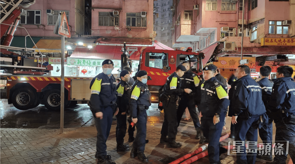 大批警員及救護員到場協助。黎志偉攝 大批警員及救護員到場協助。黎志偉攝